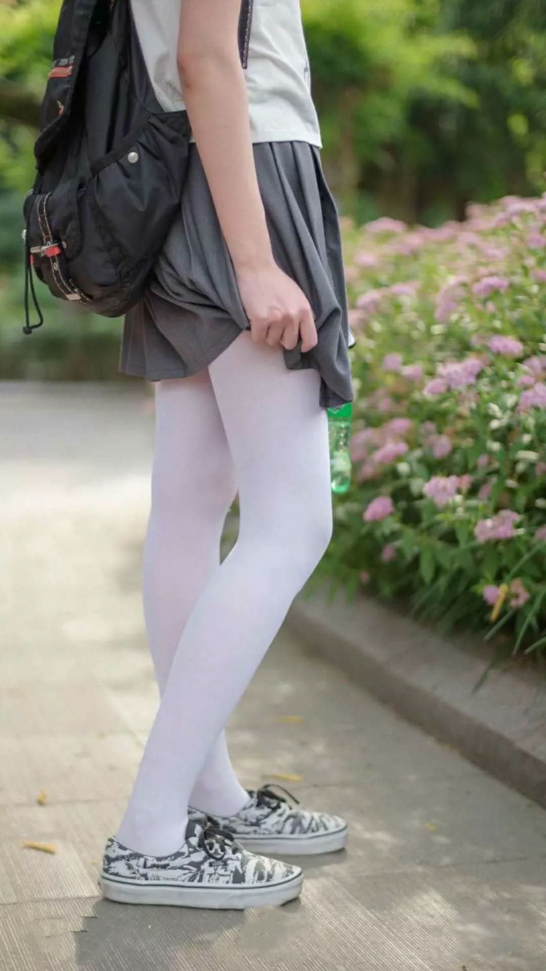 Kaiyun APP-李轩豪在“湾区杯”围棋大棋士赛中战胜卫冕冠军杨楷文，围棋选手李轩豪